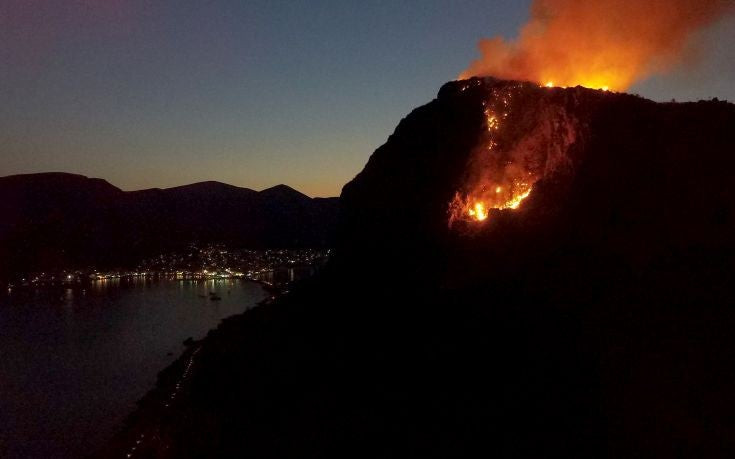 Εναέρια λήψη από τη φωτιά στο κάστρο της Μονεμβασιάς (βίντεο)